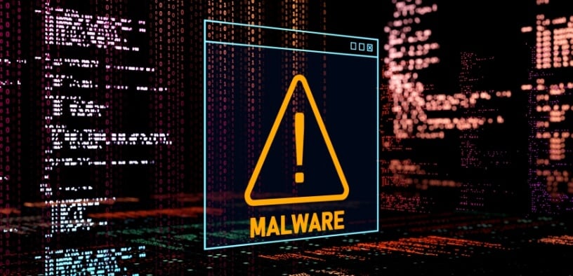 Eine 3D Illustration von Quellcode einer Software. Davor eine Warnanzeige, die darauf hinweist, dass Malware gefunden wurde.